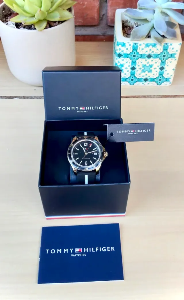 Reloj Analógico Tommy Hilfiger Negro/Dorado, Mujer