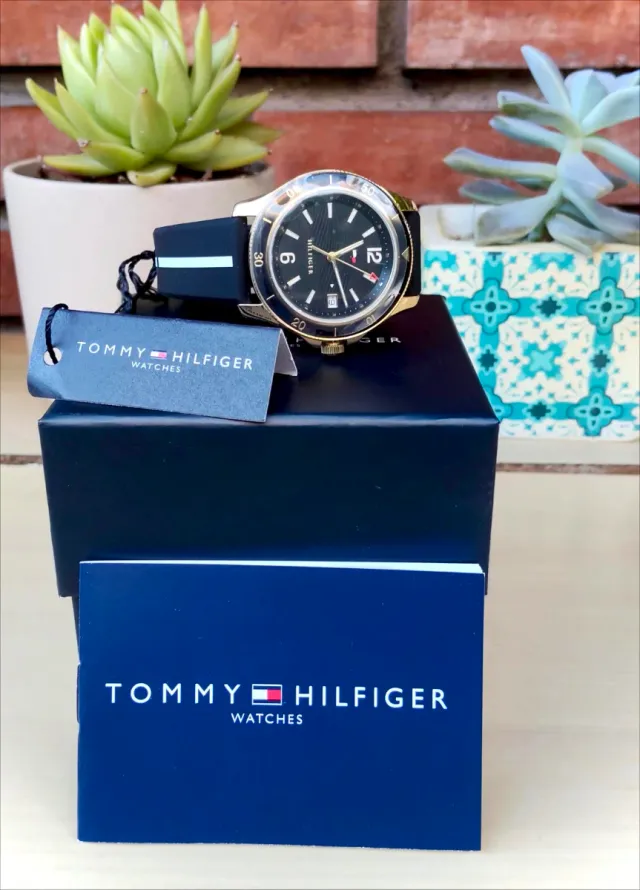 Reloj Analógico Tommy Hilfiger Negro/Dorado, Mujer