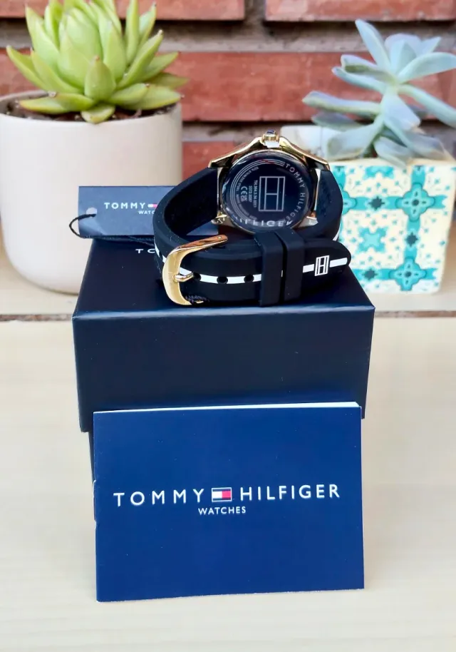 Reloj Analógico Tommy Hilfiger Negro/Dorado, Mujer