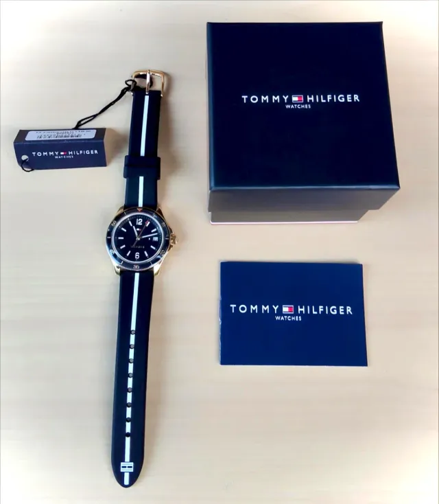 Reloj Analógico Tommy Hilfiger Negro/Dorado, Mujer