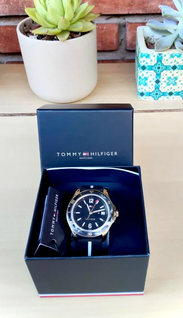 Reloj Analógico Tommy Hilfiger Negro/Dorado, Mujer