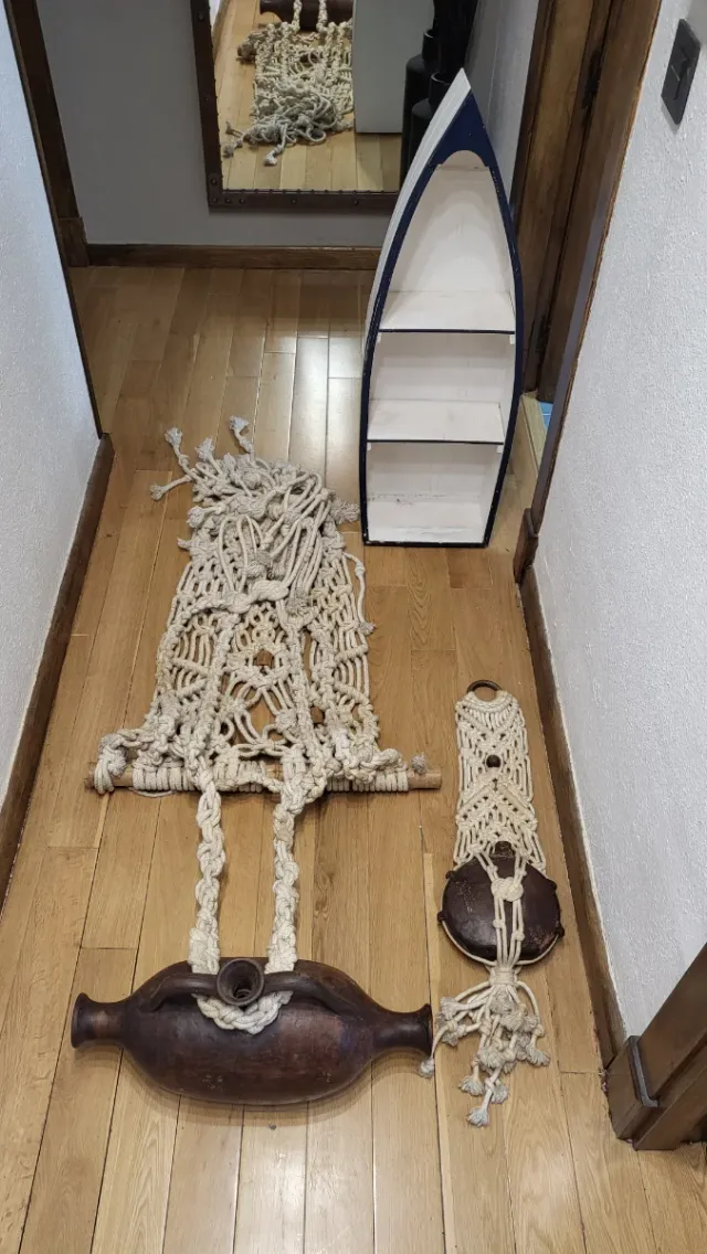 Conjunto de ánforas antiguas con red y barca