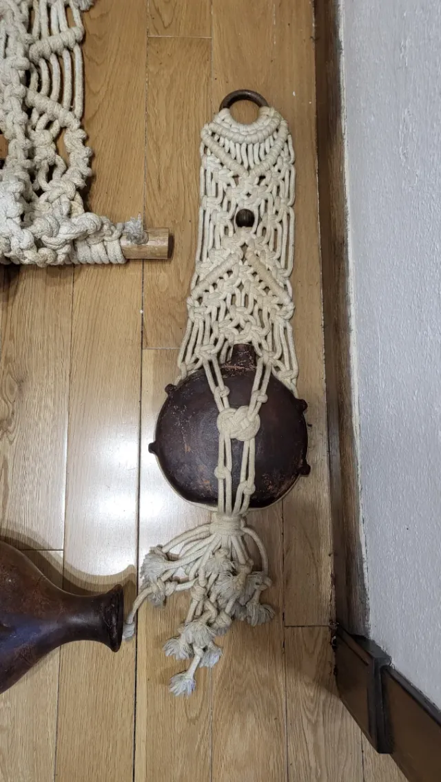 Conjunto de ánforas antiguas con red y barca