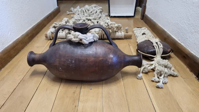 Conjunto de ánforas antiguas con red y barca