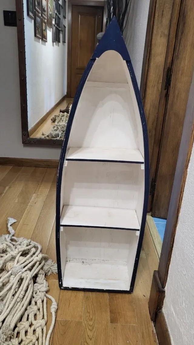 Conjunto de ánforas antiguas con red y barca