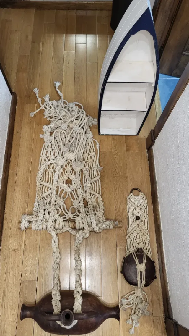 Conjunto de ánforas antiguas con red y barca