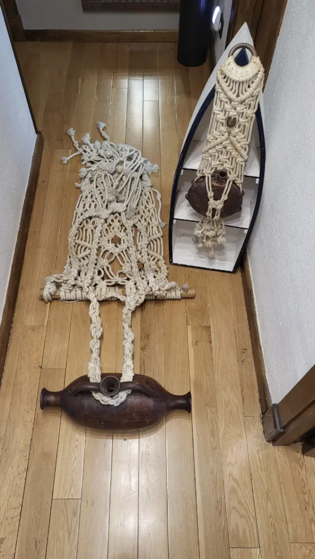 Conjunto de ánforas antiguas con red y barca