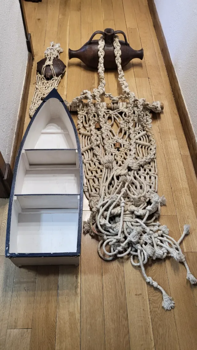 Conjunto de ánforas antiguas con red y barca