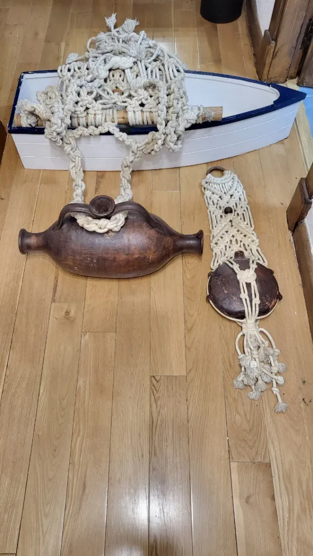 Conjunto de ánforas antiguas con red y barca