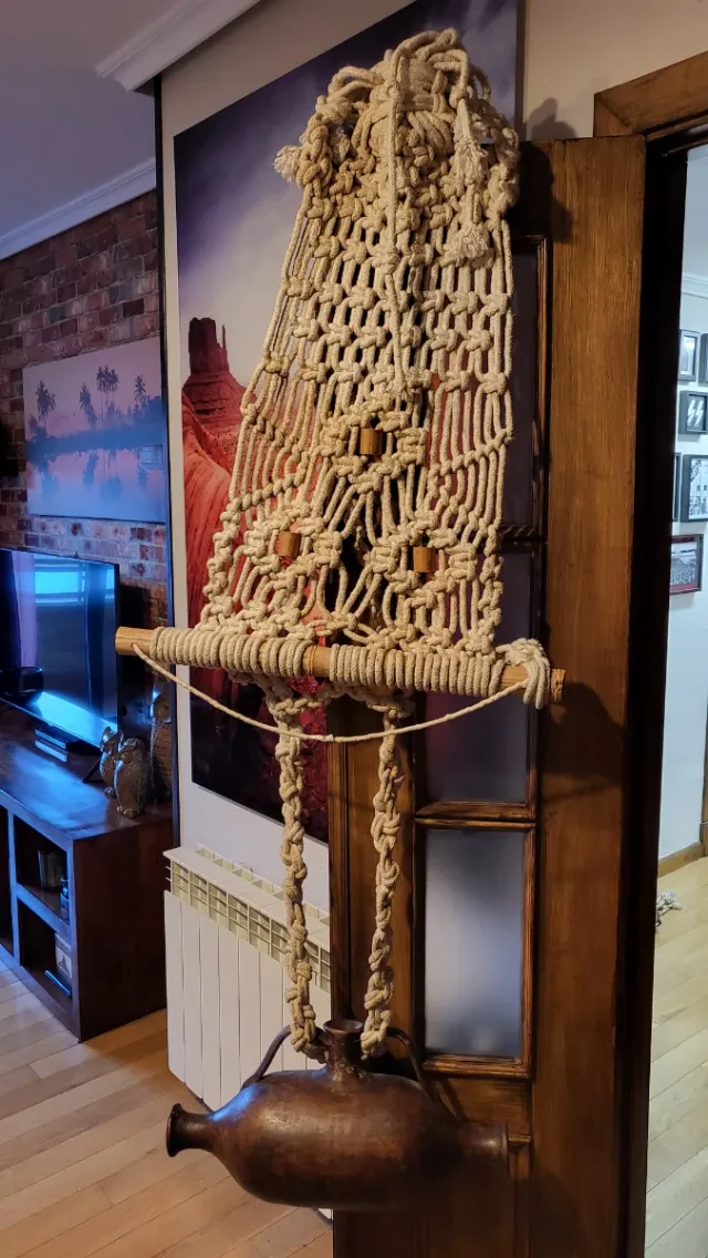 Conjunto de ánforas antiguas con red y barca