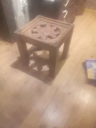 Mesa antigua madera tallada sol