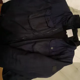 Cazadora azul marino con bolsillos