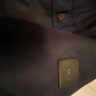 Cazadora azul marino con bolsillos