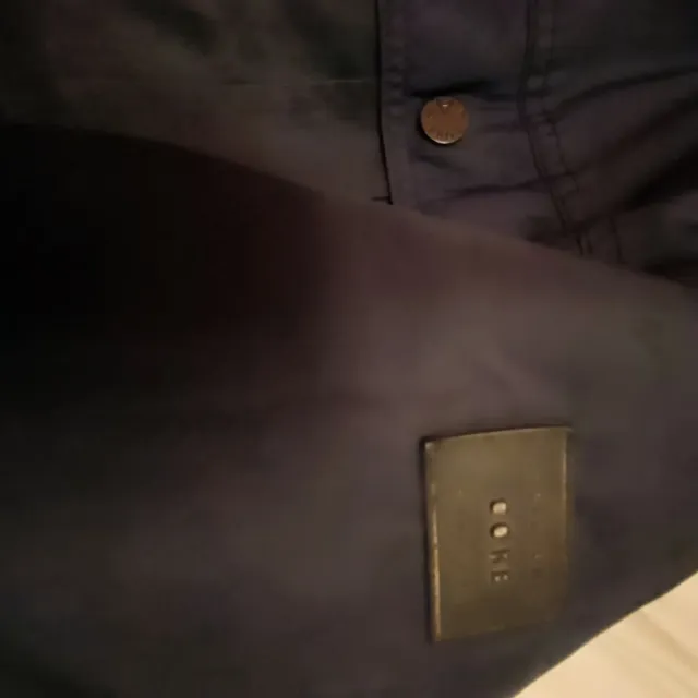 Cazadora azul marino con bolsillos