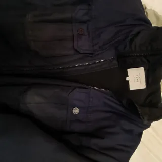 Cazadora azul marino con bolsillos