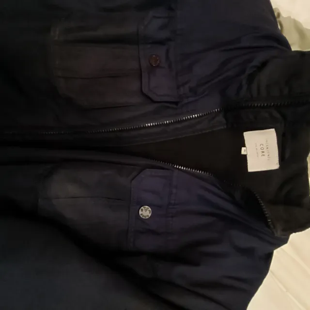 Cazadora azul marino con bolsillos