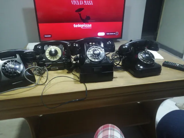 Lotto di telefoni antichi 40 pezzi 2.000€