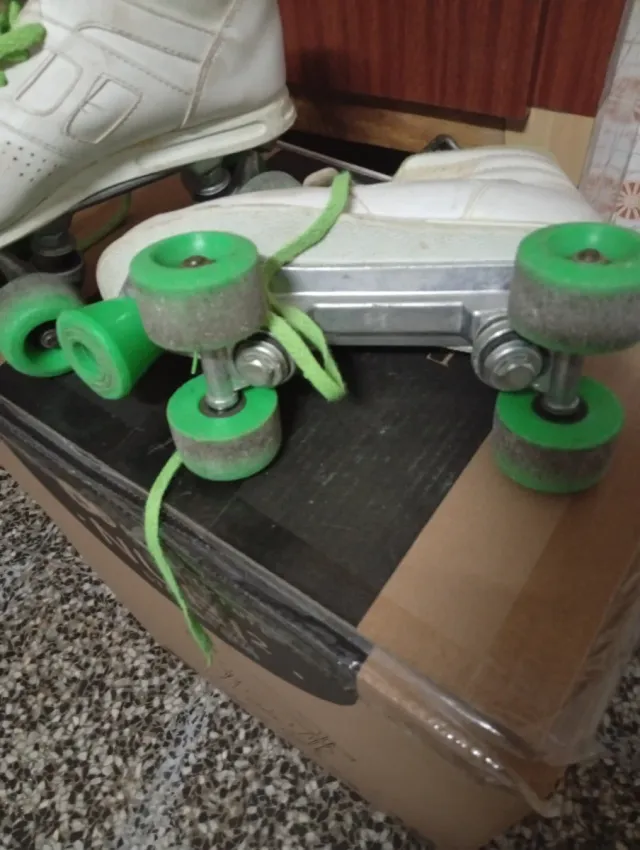 Patines de bota blancos y verdes