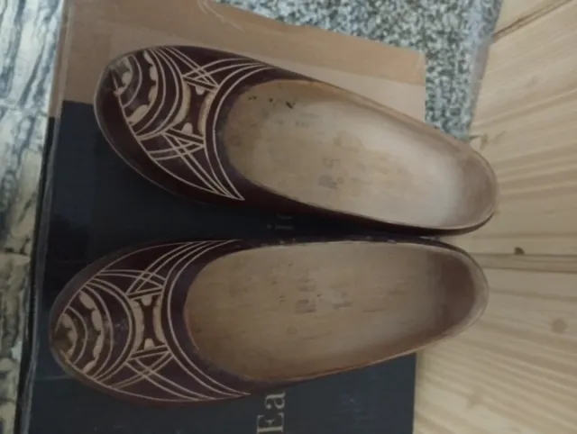 Zuecos gallegos de madera tallada