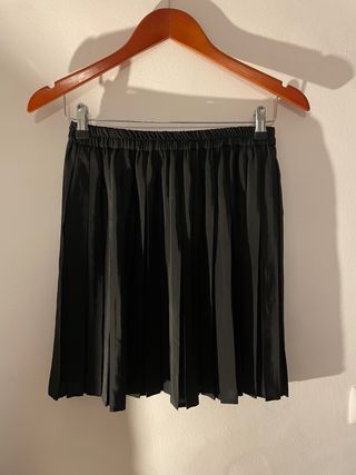 Saia preta plissada Veste: (S/M)