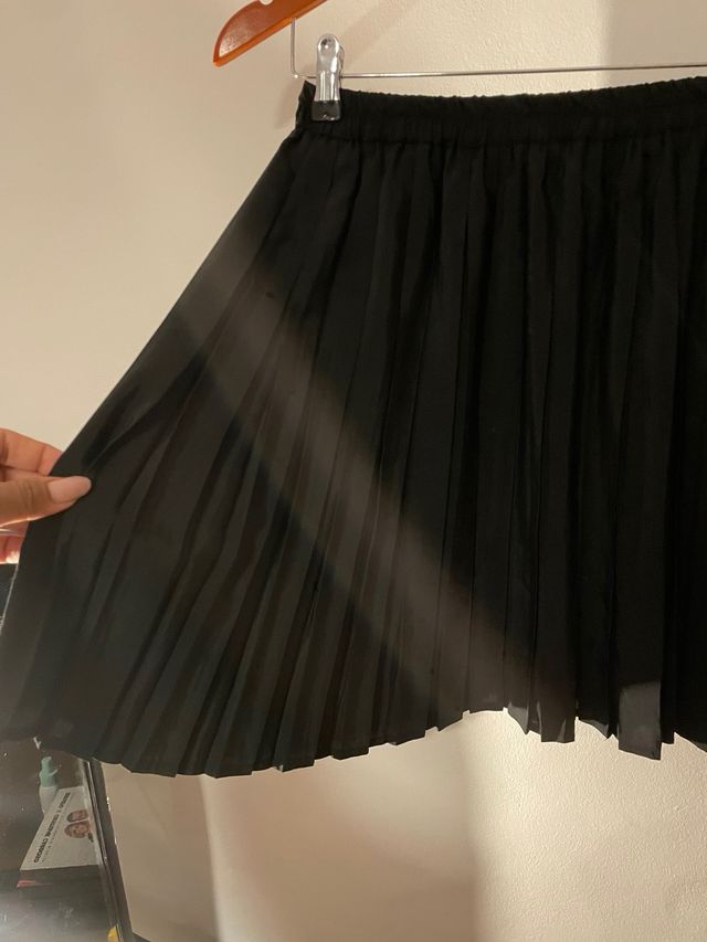 Saia preta plissada Veste: (S/M)