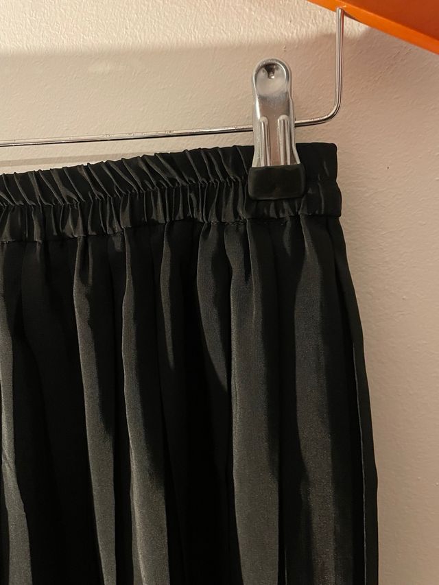 Saia preta plissada Veste: (S/M)