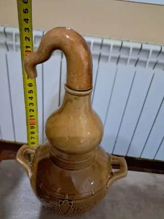 Botella- alambique de cerámica.