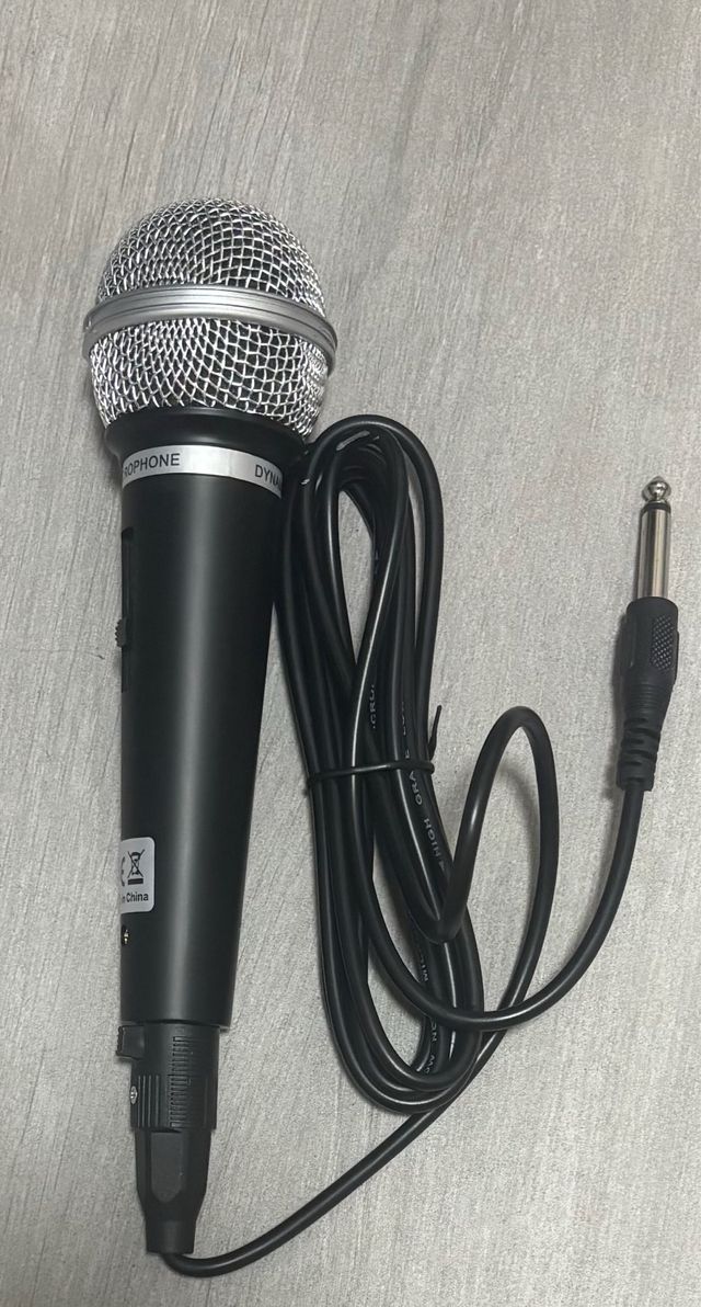 Micrófono Dinámico Negro y Plateado