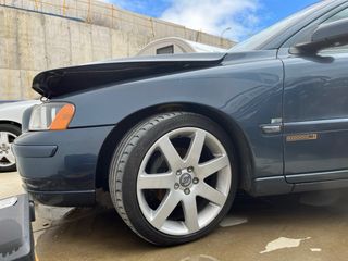 Volvo S60 2.4 D5 Momentum, golpe en parte frontal.