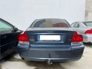 Volvo S60 2.4 D5 Momentum, golpe en parte frontal.
