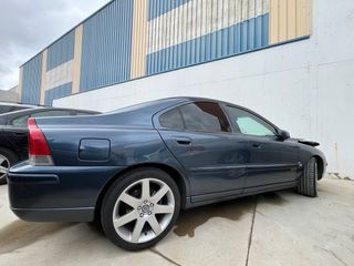 Volvo S60 2.4 D5 Momentum, golpe en parte frontal.