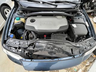 Volvo S60 2.4 D5 Momentum, golpe en parte frontal.