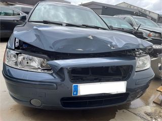Volvo S60 2.4 D5 Momentum, golpe en parte frontal.