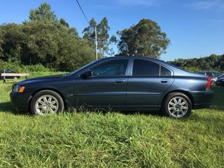 Volvo S60 2.4 D5 Momentum, golpe en parte frontal.