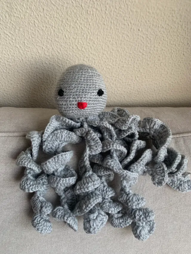 Pulpo Amigurumi Gris