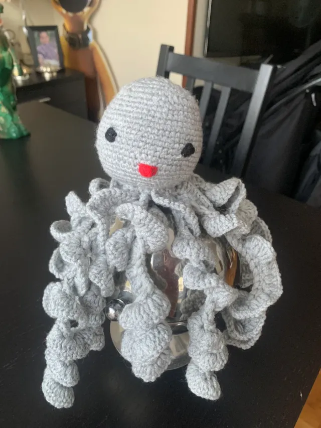 Pulpo Amigurumi Gris