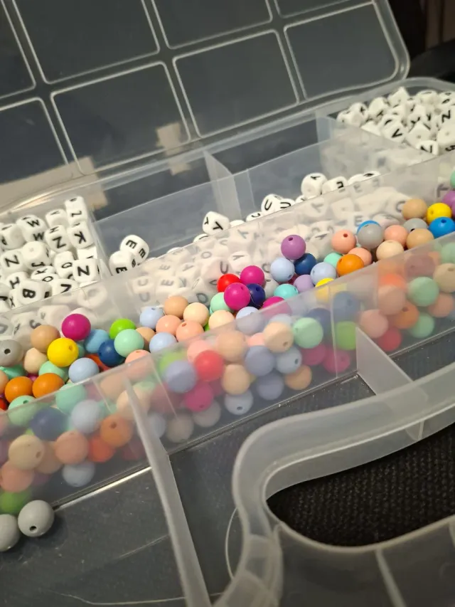 Cuentas y Abalorios Letras Chupetero