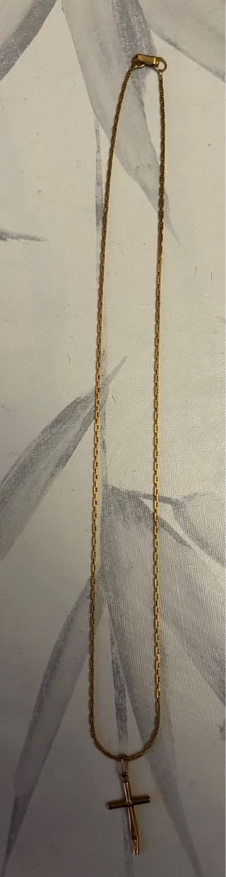 Collar de oro con colgante de cruz de oro