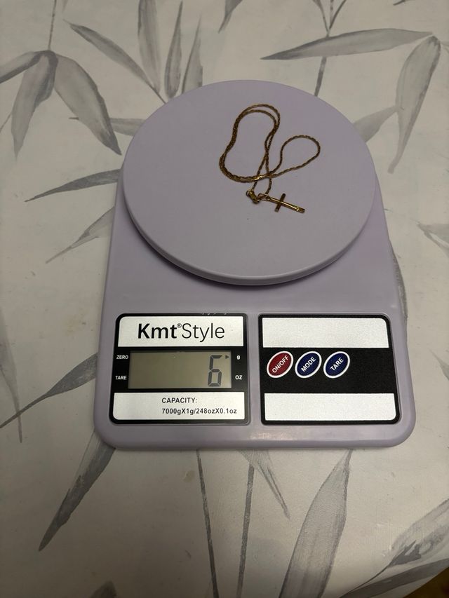 Collar de oro con colgante de cruz de oro