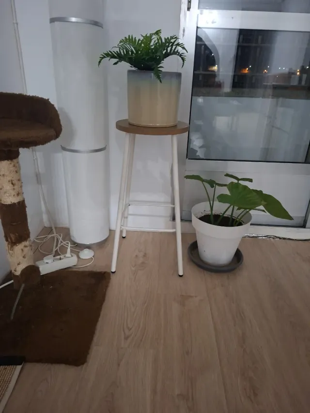 Taburete de metal y madera