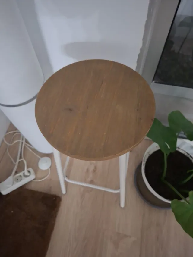 Taburete de metal y madera