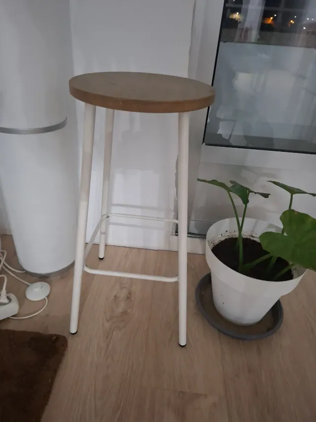 Taburete de metal y madera