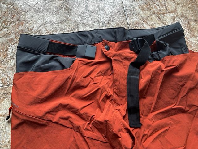 Pantalón Montaña Hombre Quechua Rojo/Negro