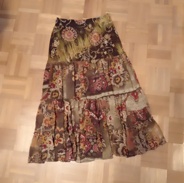 Falda larga satinada, estampada con detalles dorad