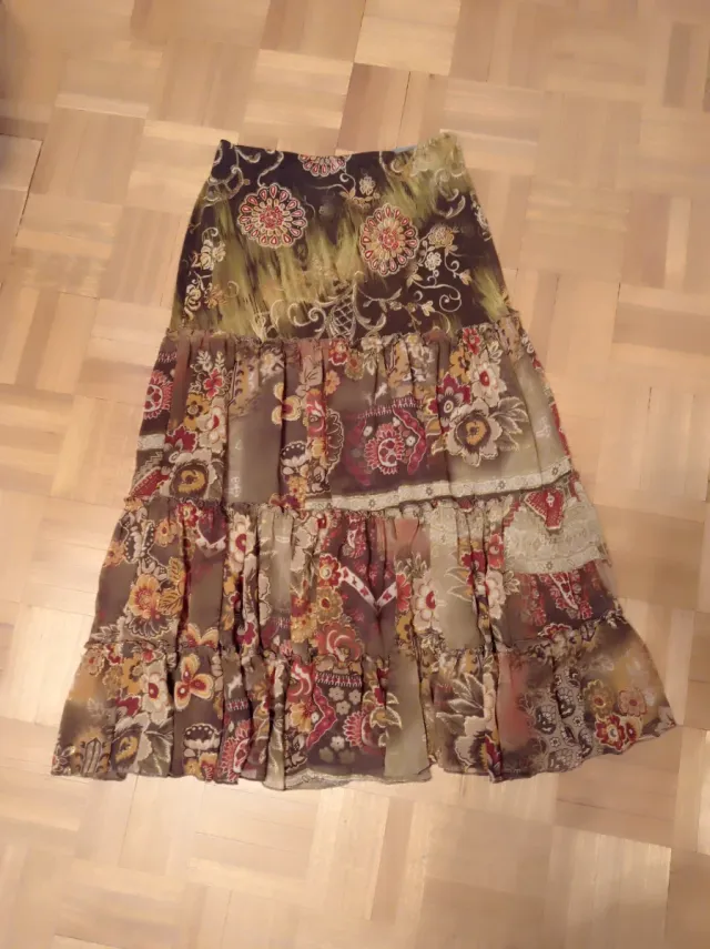 Falda larga satinada, estampada con detalles dorad