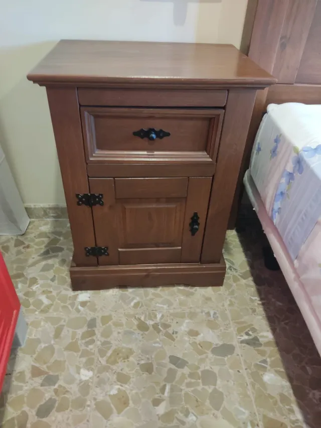 Mesita de noche de madera