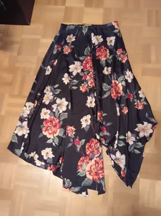 Falda Stradivarius satinada bajo desigual