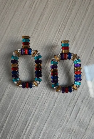 Pendientes ovalados multicolor con pedrería
