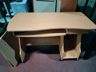 Escritorio madera con bandeja teclado