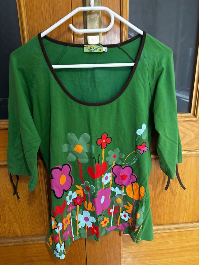 Camiseta verde estampada flores talla L